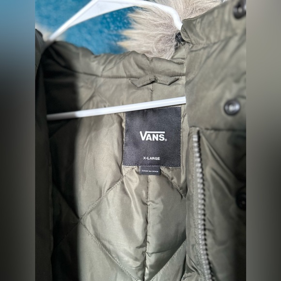 Women’s Vans  army green puffer jacket with fur on hood - Picture 4 of 5